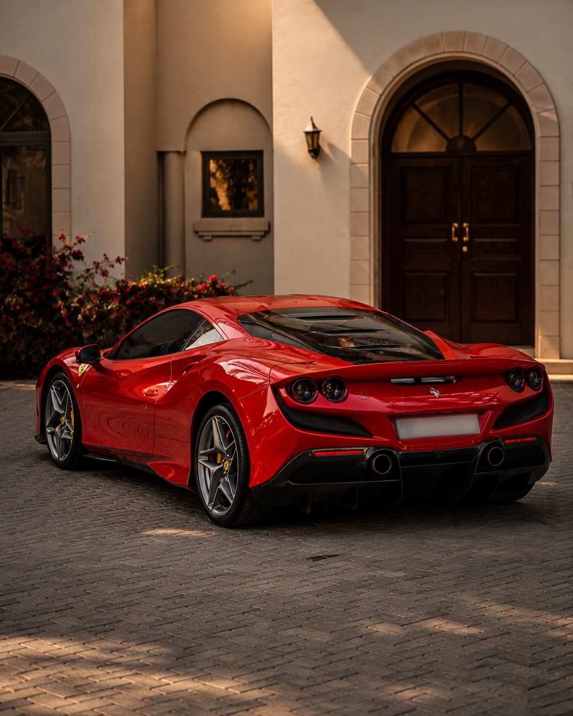 FERRARI F8 Tributo — קופה אקזוטית להשכרה בדובאי עם MAXLUX DUBAI